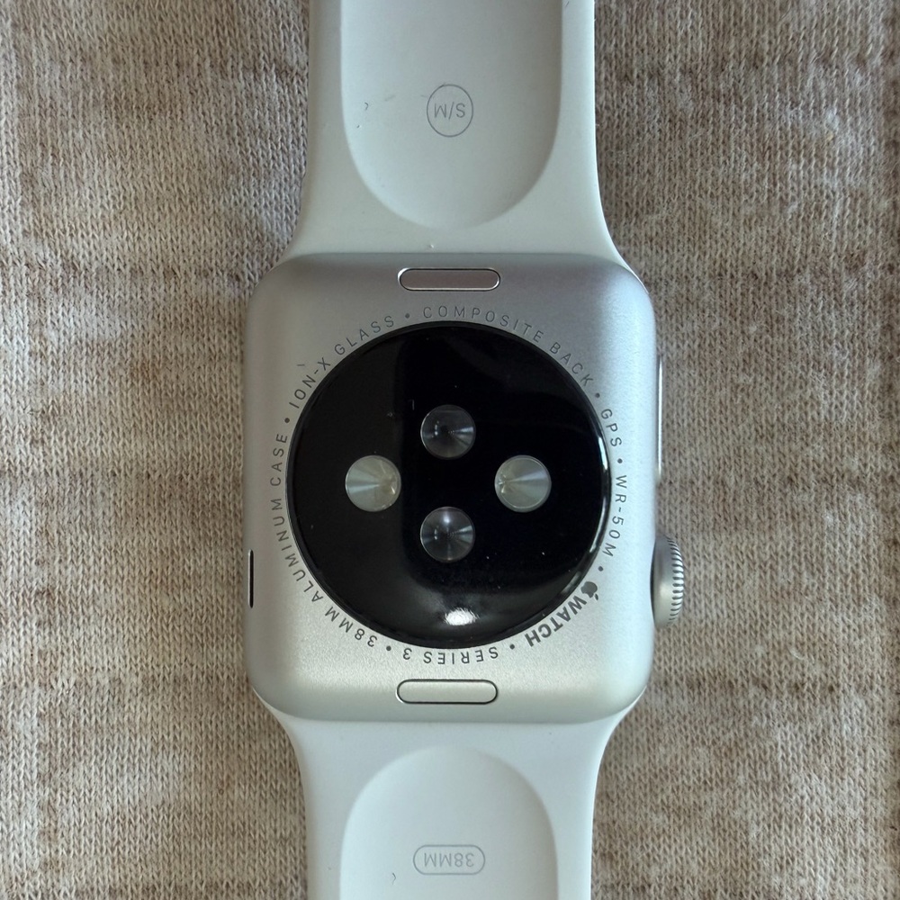 Apple Watch Series 3 *NOT WORKING, FOR PARTS ONLY*